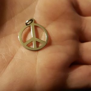 🆕️ 925 Sterling peace charm. E5